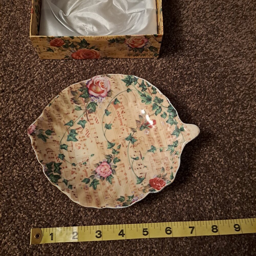 Vintage I.Godinger & Co. antique reflections leaf-shaped porcelain dish - Picture 6 of 7